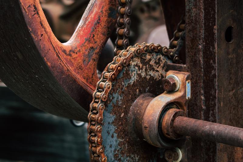 brass-colored chain machine